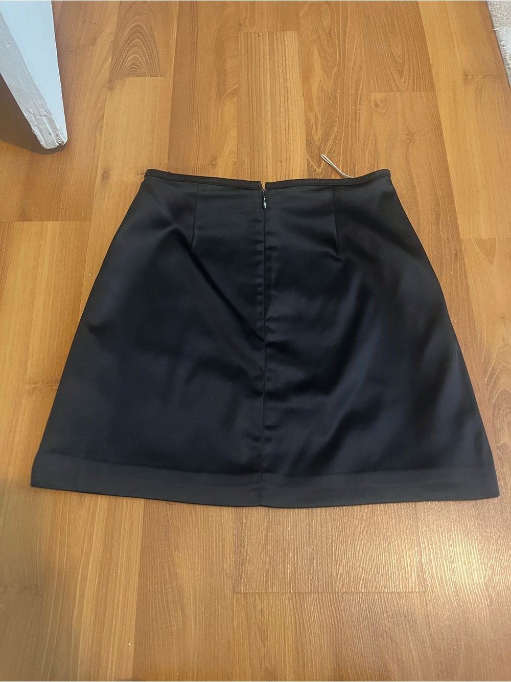 Aritzia x Wilfred - "Tavern" Classic Shiny Black Women’s mini Skirt - Picture 4 of 4